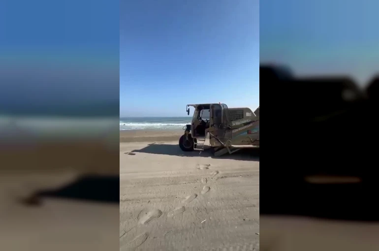 Akçakoca’da plajlarda temizlik ve kum tesviyesi çalışması