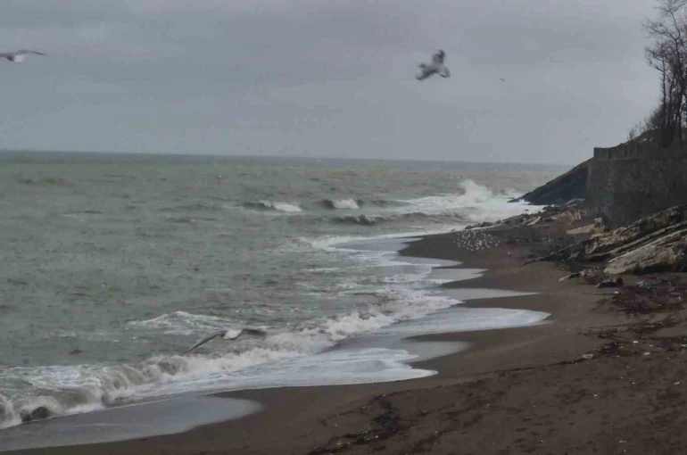 Akçakoca’da sağanak ve fırtına etkili oldu: Dalgalar sahili dövdü 