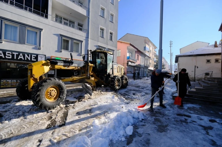 Akdağmadeni Belediyesi ekipleri yoğun kar mesaisinde