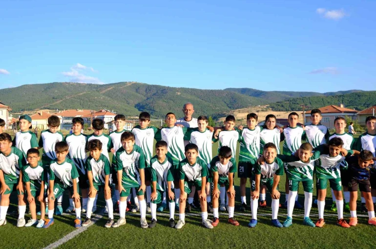 Akdağmadeni’nde Yaz Futbol Okulu’na katılan 60 gence malzeme desteği