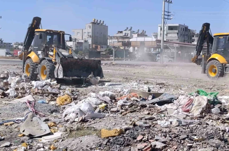 Akdeniz Belediyesi 4 mahalleden 20 kamyon atık topladı 