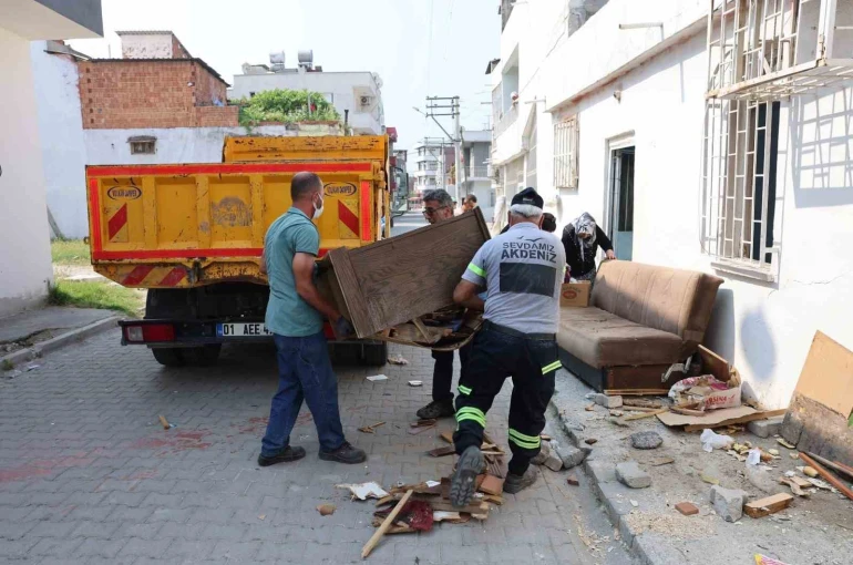 Akdeniz Belediyesinden engelli vatandaşa temizlik desteği 
