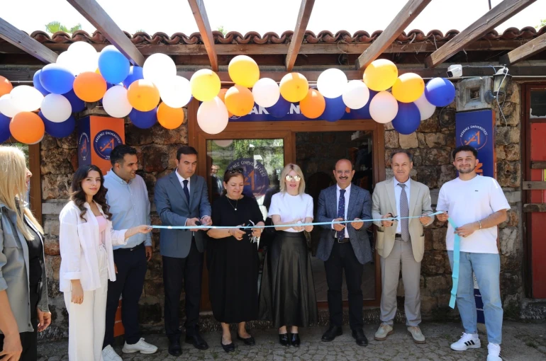 Akdeniz Üniversitesi logolu ürünler mağazası açıldı 
