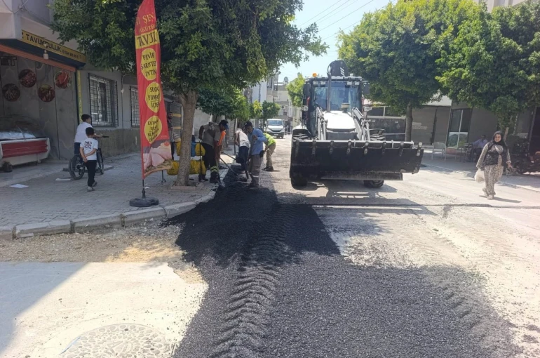Akdeniz’de altyapı çalışmaları sonrası bozulan yollar asfaltlanıyor