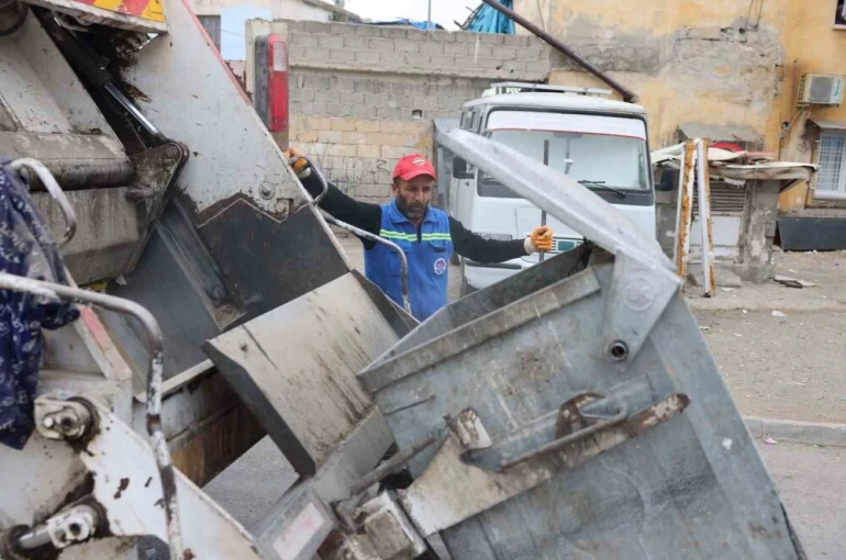 Akdeniz’de çöp konteynerleri yıkanıp dezenfekte ediliyor 