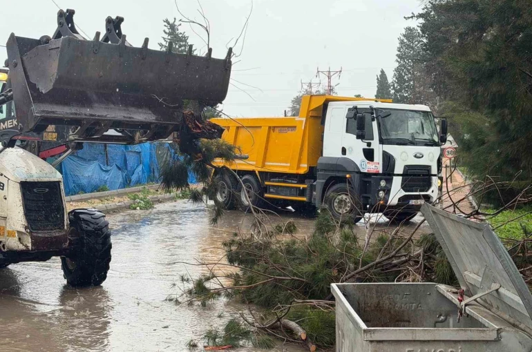 Akdeniz’de fırtına sonrası belediye ekipleri teyakkuzda
