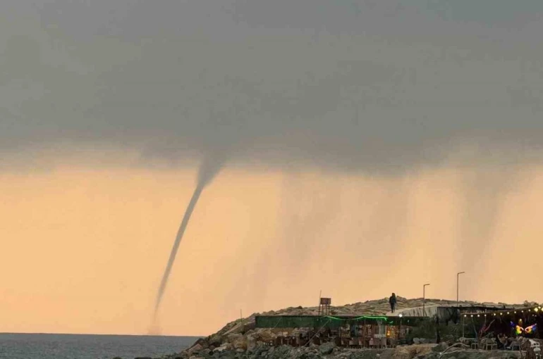 Akdeniz’de oluşan hortum kameraya yansıdı 