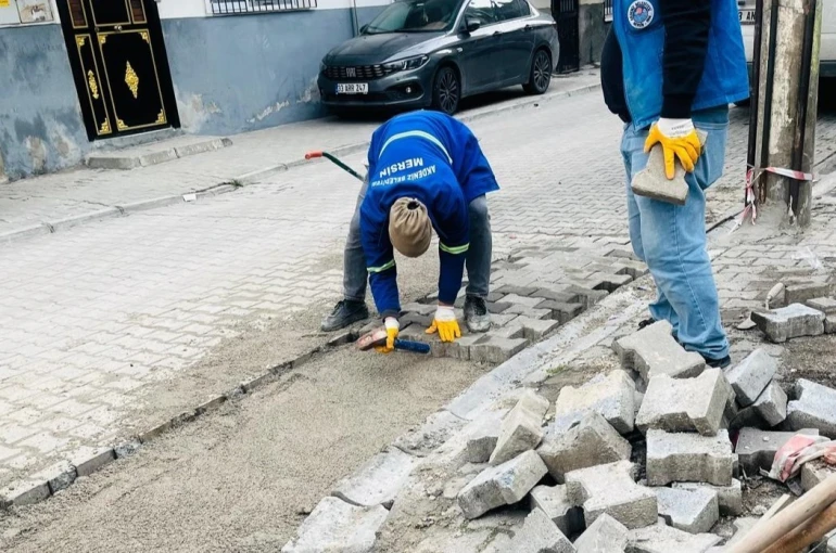 Akdeniz’de yol ve kaldırımlar yenileniyor 