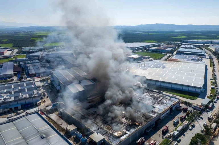 Akhisar Kaymakamı Can’dan fabrika yangınına ilişkin açıklama 