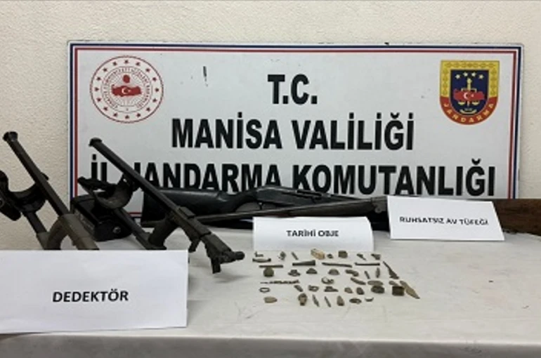 Akhisar’da tarihi eser ve ruhsatsız silah ele geçirildi 