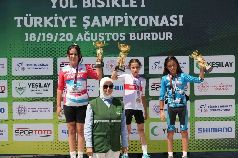 Akhisarlı bisikletçiler Türkiye Şampiyonası’nda kürsüyü doldurdu 