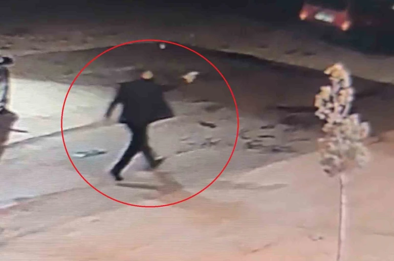 Akrabalar arasında silahlı kavga kamerada: Yeğenini vurdu, ardından kazara kendisini yaraladı 