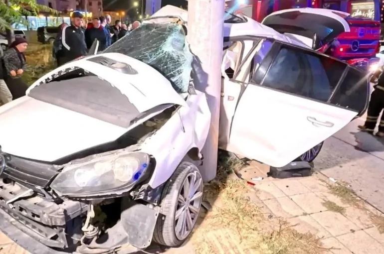 Aksaray’da feci kaza: Otomobil direğe ok gibi saplandı