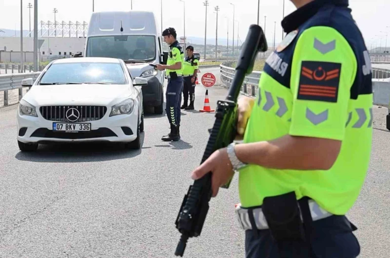 Aksaray trafik jandarması otoyolda denetimde 