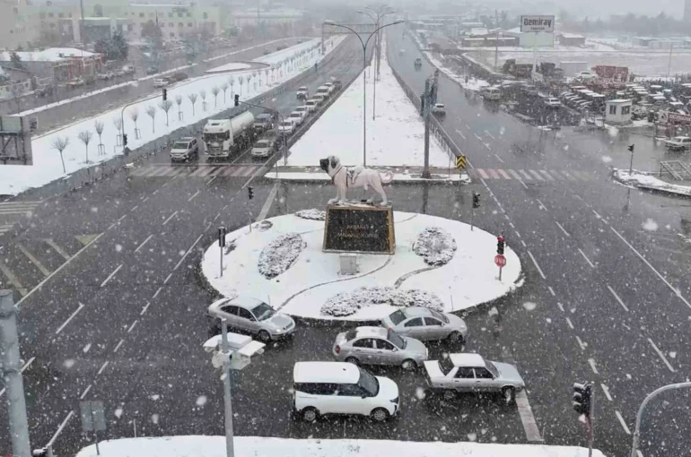 Aksaray yağan karla beyaza büründü 