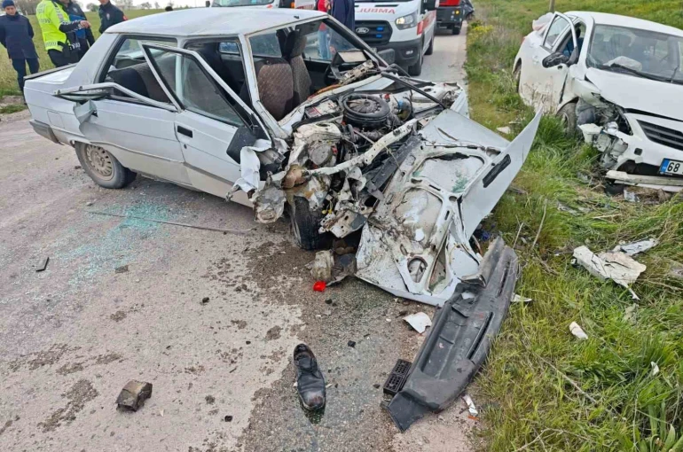 Aksaray’da 2 otomobil çarpıştı: 4 yaralı