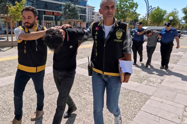 Aksaray’da 2’si polis 4 kişinin yaralandığı olayda gözaltına alınan baba ve oğlu serbest kaldı 