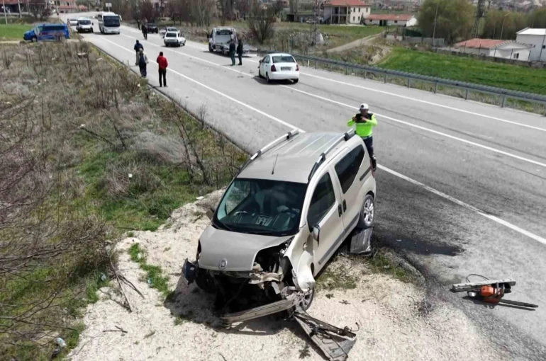 Aksaray’da 3 araç çarpıştı: 1’i ağır 7 yaralı 