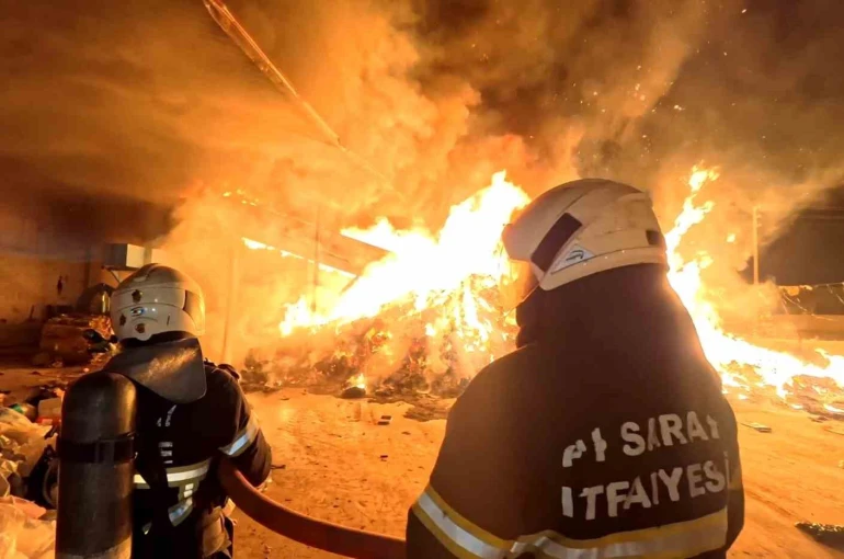 Aksaray’da alevli gece: Geri dönüşüm tesisi alev alev yandı 