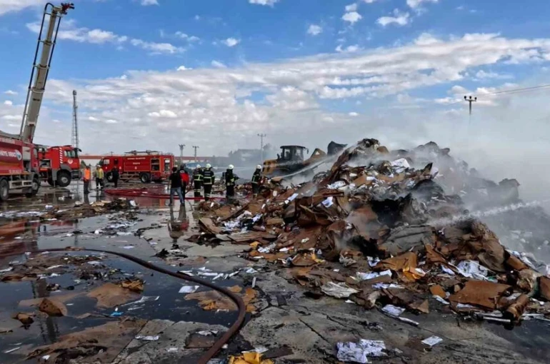 Aksaray’da geri dönüşüm tesisinde yangın paniği 