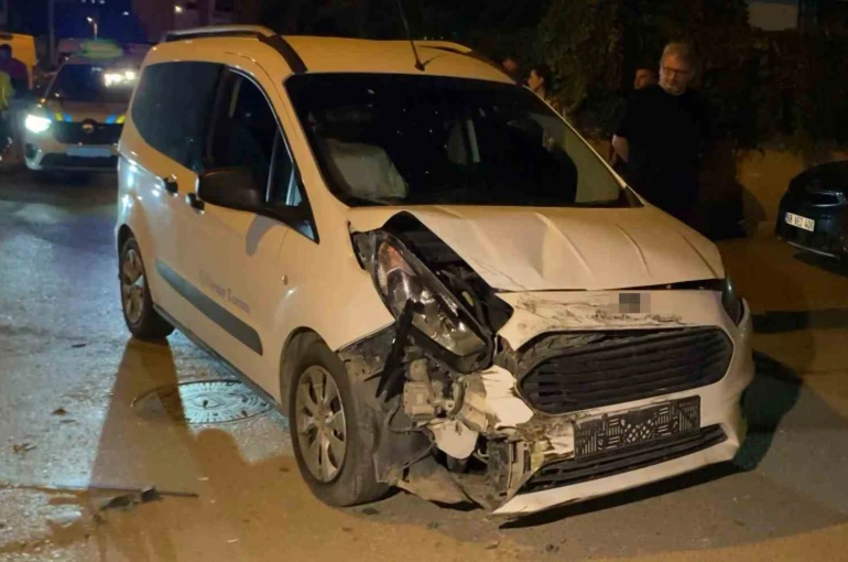 Aksaray’da hafif ticari araç kamyonetle çarpıştı: 3 yaralı 