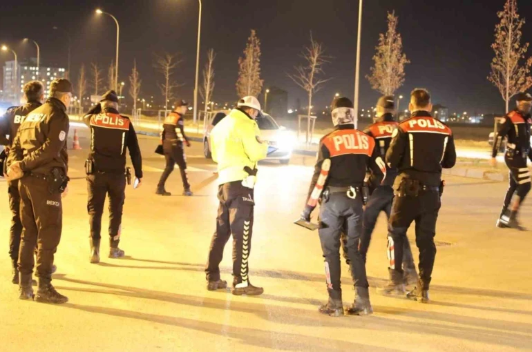 Aksaray’da iftar sonrası asayiş ve trafik denetimleri sürüyor