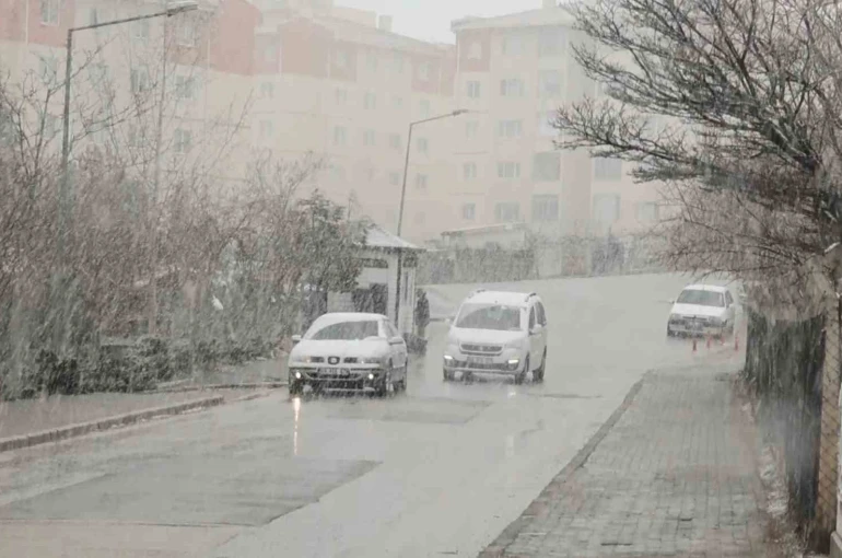 Aksaray’da kar yağışı etkili oluyor 