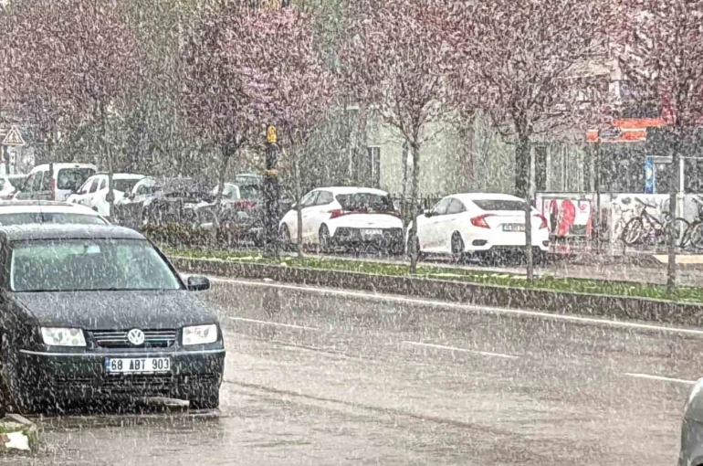 Aksaray’da Nisan ayında kar yağdı