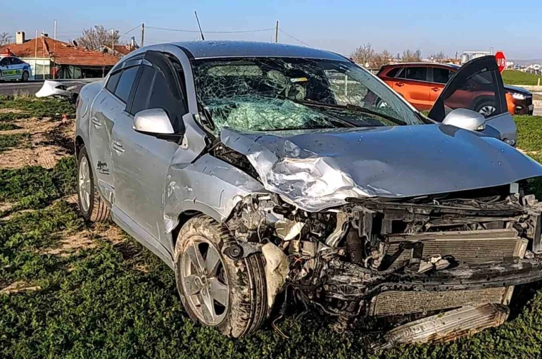 Aksaray’da otomobil tali yoldan çıkan araçla çarpıştı: 2 yaralı 