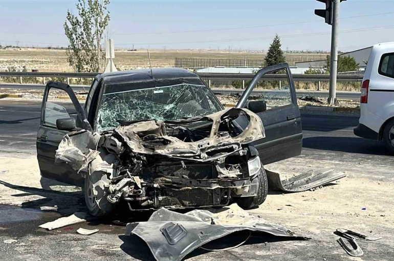 Aksaray’da otomobil vince arkadan çarptı: 3 yaralı