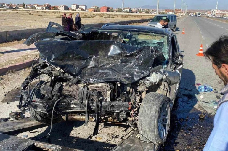 Aksaray’da otomobiller kafa kafaya çarpıştı: 2 ağır yaralı 