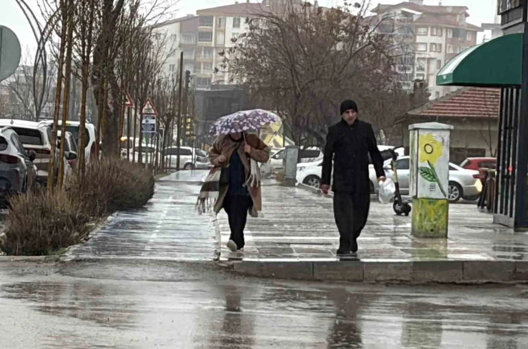Aksaray’da rüzgar ve şiddetli yağmur etkili oluyor 