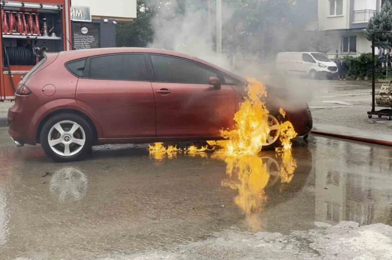 Aksaray’da seyir halindeki otomobil alev aldı
