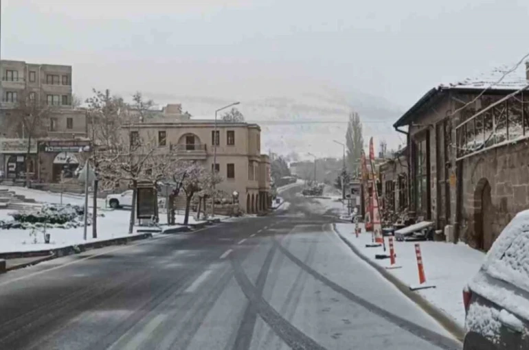 Aksaray’ın Güzelyurt ilçesinde kar yağışı 