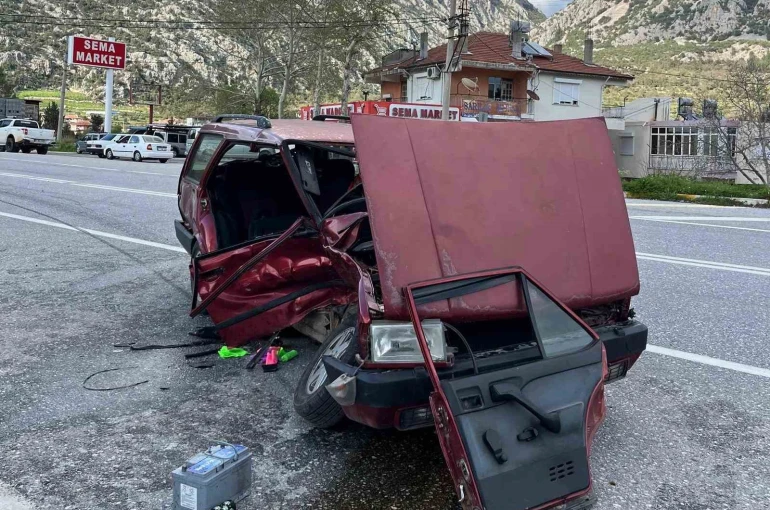 Akseki’de iki otomobil çarpıştı: 3 yaralı