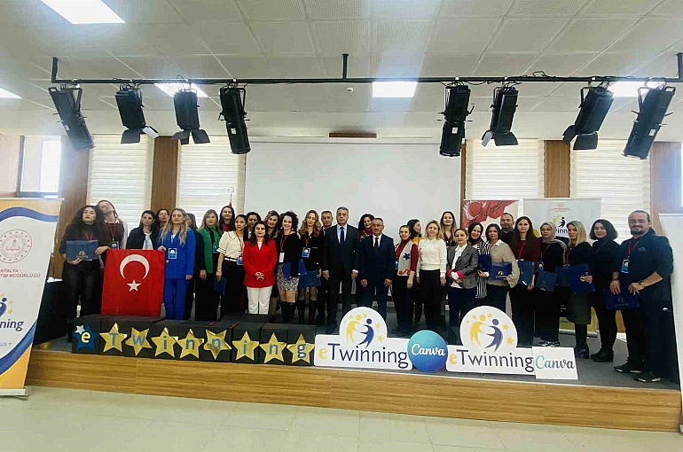 Aksu’da öğretmenlere dijital dönüşüm konusunda uygulamalı eğitim 