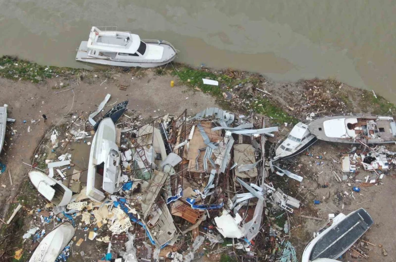 Aksu’da sel ve hortum felaketi: Milyonluk tekneler parçalandı, 700 dönüm alanda seralar sular altında kaldı