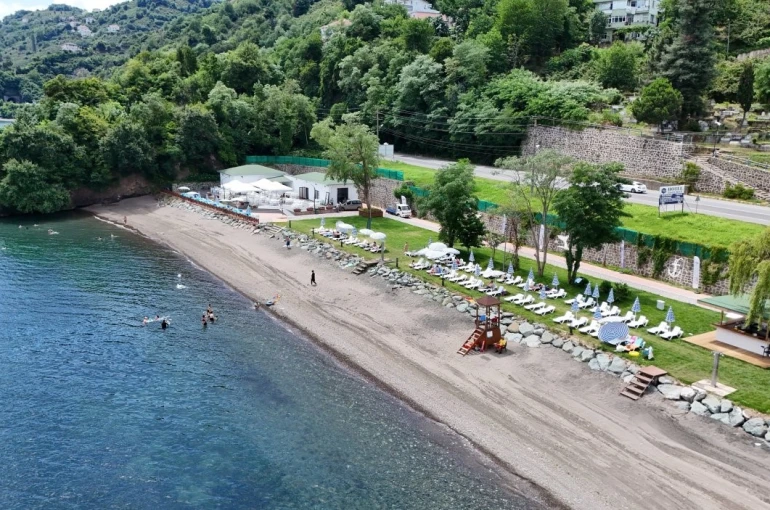 Aktaş Plajı yapılan düzenlemelerle yazın gözde plajları arasına girdi 