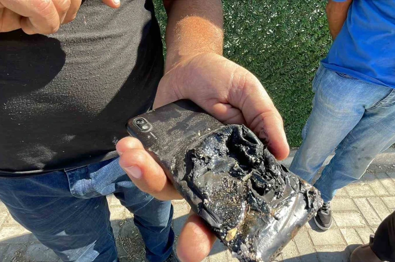 Akülerin üzerinde unutulan cep telefonu patladı 
