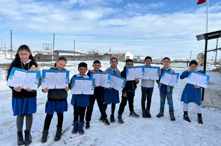 Akyaka’da köy okulunda öğrenciler karnelerini aldı 