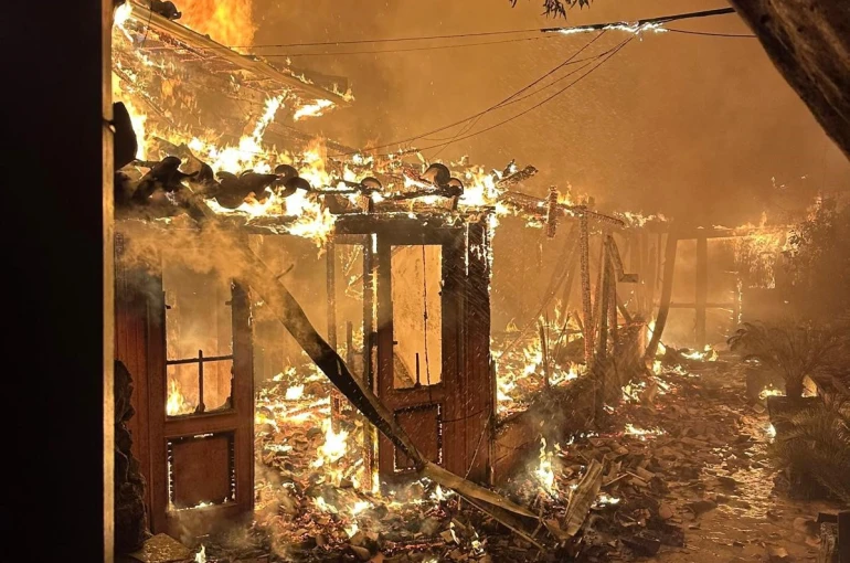 Akyaka’da restoran yangını paniğe neden oldu