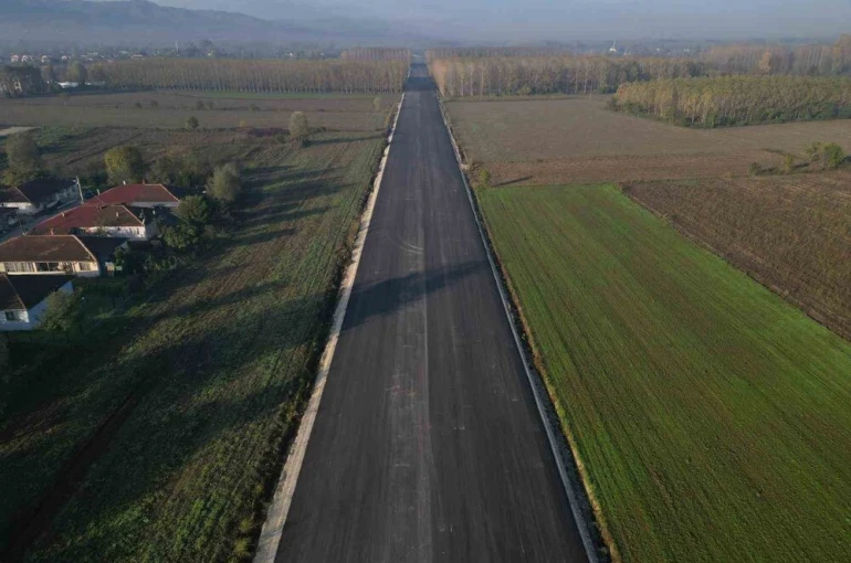 Akyazı’nın ilçe girişinin yeni bağlantı yolunda çalışmalar sürüyor
