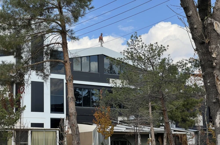 Alacağı için yarı çıplak çatıya çıktı, 3 saat ikna edilmeye çalışıldı