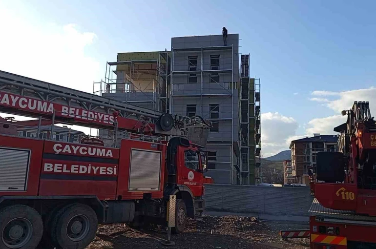 Alacağını tahsil edemediğini iddia eden işçi inşaat iskelesine çıktı