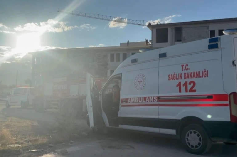 Alacaklarını alamayan işçiler çatıya çıktı