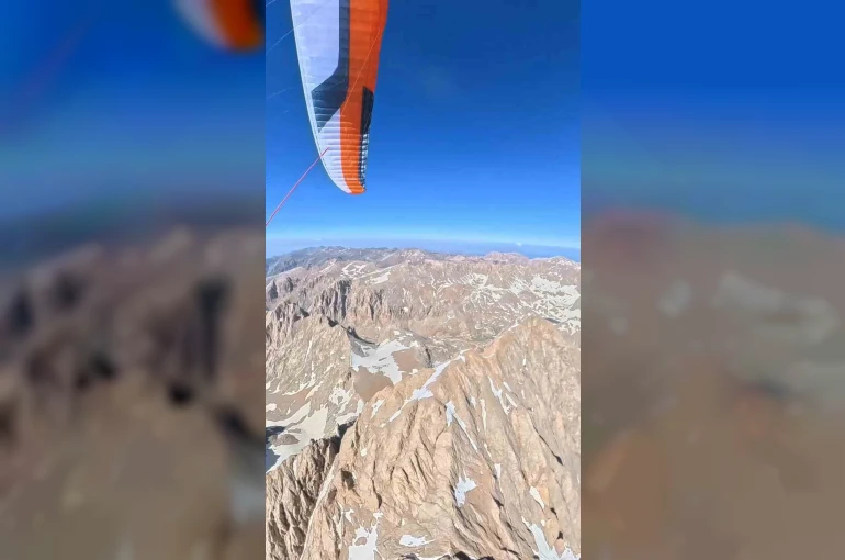 Aladağlar zirvelerini gökyüzünden geçiyorlar 