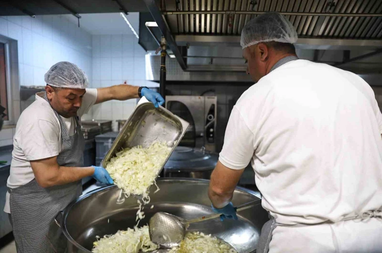 Alanya Aşevi’nden ihtiyaç sahiplerine günde 2 öğün sıcak yemek 