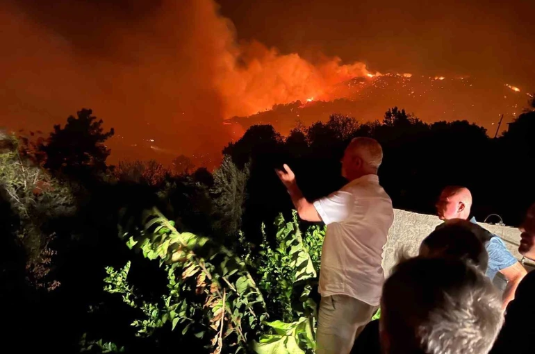 Alanya Belediye Başkanı Özçelik yangın bölgesinde 