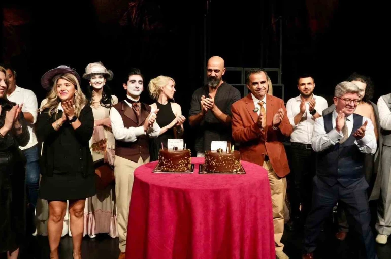 Alanya Belediye Tiyatrosu yeni sezonun ilk prömiyerini yaptı 