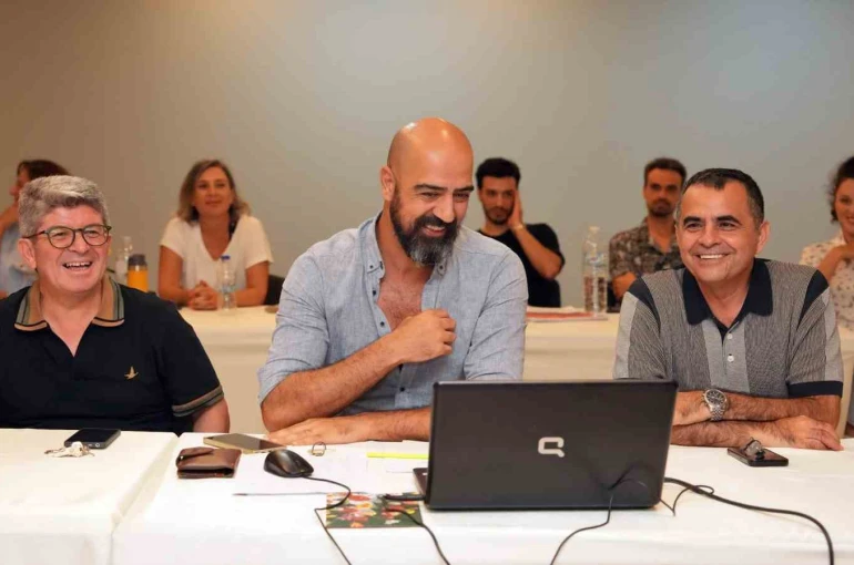 Alanya Belediye Tiyatrosu’ndan yeni sezonun ilk prömiyeri: "Palto" 